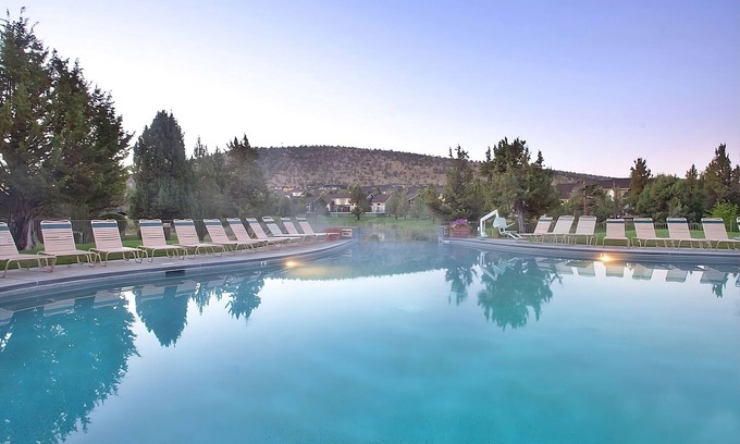 Redmond Cabina | Enjoy the Perks! With Outdoor Pool, Free Parking, Recreational Activities!