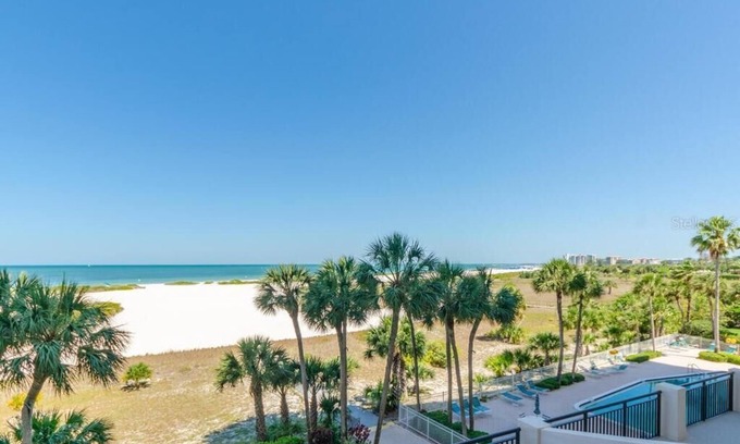 Sand Key Condominio | ¡En la playa! Hermosas vistas durante todo el día desde el enorme patio privado del 3er piso. 16 x 33