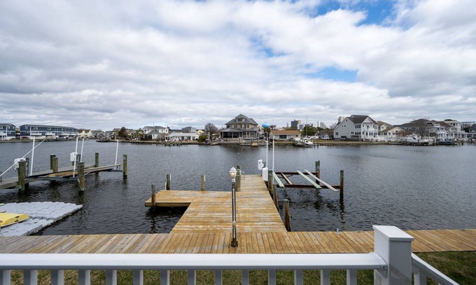 Little Salisbury Casa | Enjoy the serene beauty of coastal living in his spacious 4-bedroom home