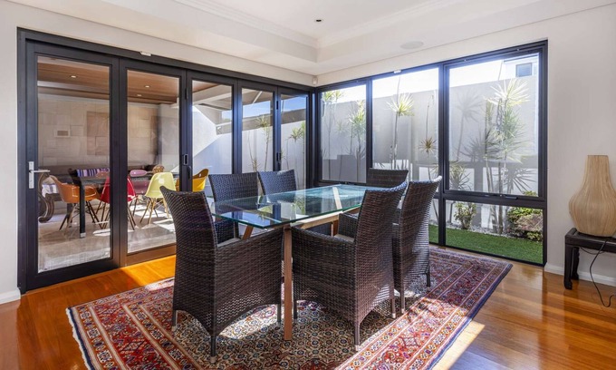 South Perth Casa | Enjoy the South Perth lifestyle in this trophy holiday home. Free parking & WIFI