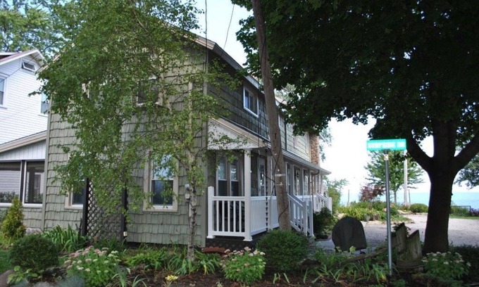 Mitiwanga Otro | Enjoy the View From this Charming Lakefront House in Private Park