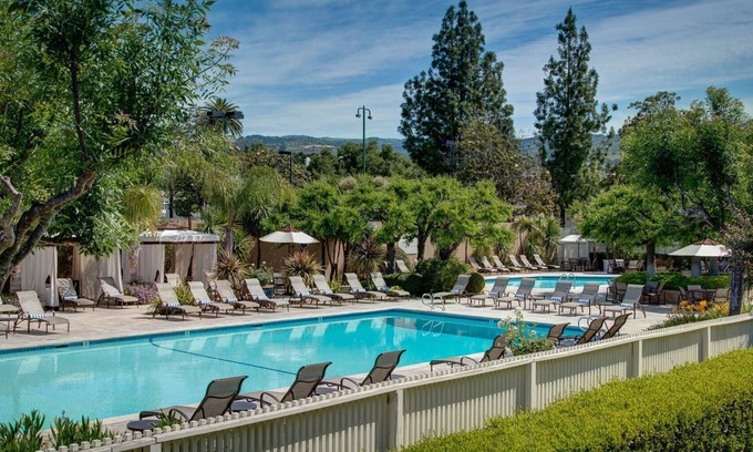 Napa Hotel | Enjoy the Vineyards of Northern California! Resort w/ Pool, Golf, and More!