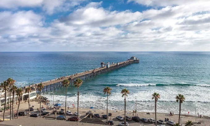 Oceanside Complejo | Enjoy the waves of the beach across from the Oceanside Pier