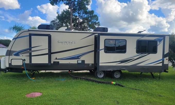 Indiantown Casa | Enjoy this beautiful one bedroom one bath RV surrounded by Florida’s nature.