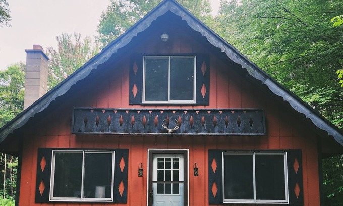 Kalkaska Cabina | Enjoy this cozy cabin nestled on 20 peaceful acres in Kalkaska Michigan.