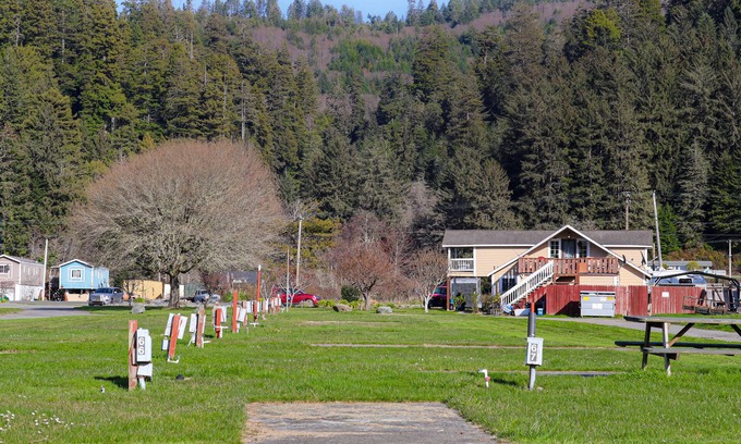 Klamath Casa | Enjoy this cozy family-style home along the Klamath River, just off HWY 101!