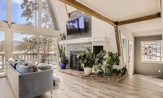 Morrison Cabina | Enjoy this fully remodeled A-frame near hiking/biking trails, Red Rocks, Evergreen, Denver