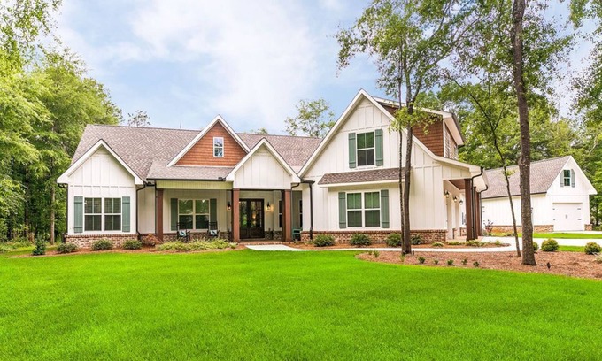 Kathleen Casa | Disfruta de esta gran casa de ensueño del sur en un hermoso lote con árboles de pacana.