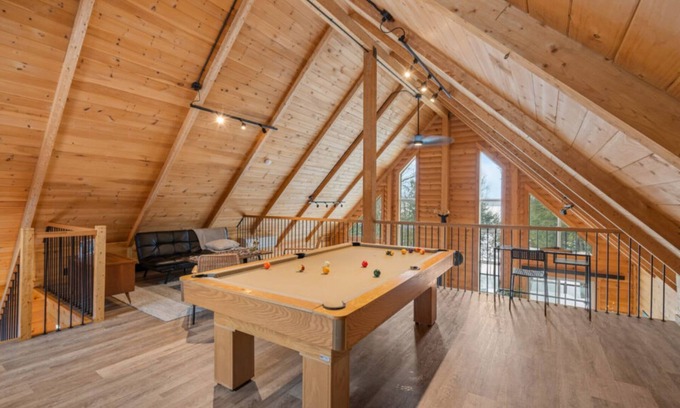 La Minerve Chalet De Esquí | Enjoy this waterfront cabine, Hot tub, Pool table