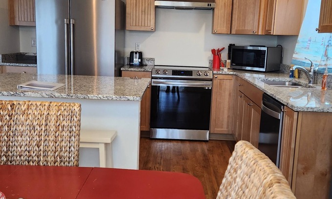 Moclips Casa | Enjoy your next vacation by the sea in this bright and inviting home.