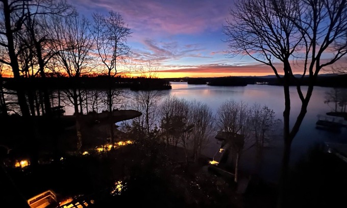 Six Mile Casa | Enjoy your own slice of paradise on Lake Keowee. On the water & amazing sunsets.
