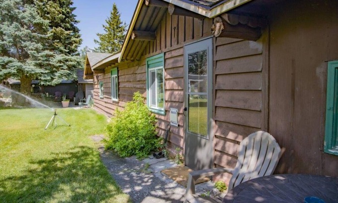 Red Lodge Cabina | Enjoy your stay at in this historic forest service cabin in Buenttner Park