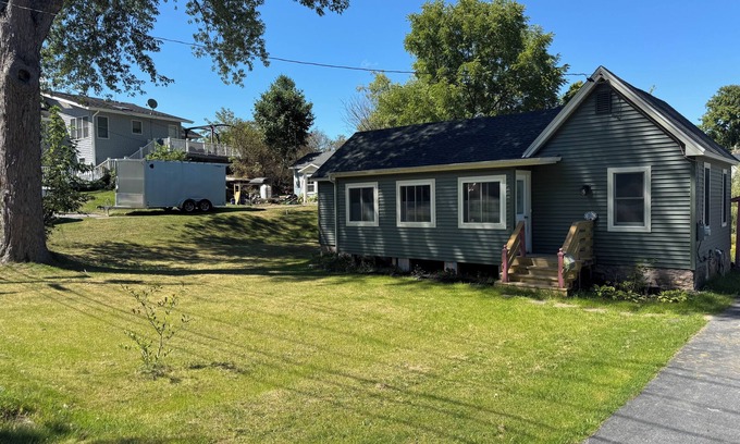 Alexandria Bay Casa | Enjoyable 2-bedroom house with AC in Alexandria Bay with kids play loft