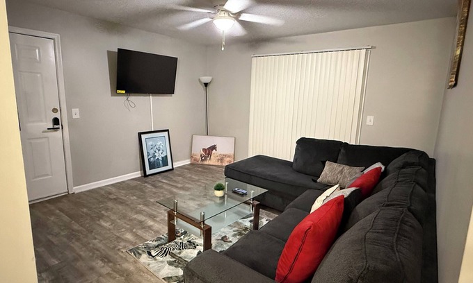 Greensboro Apartamento | Enjoyable 2-bedroom apartment in Greensboro