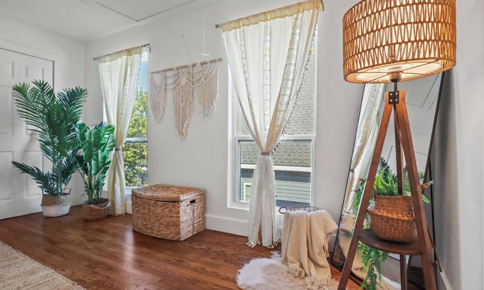 Kessler Casa | Enjoyable 3-bedroom house with AC in vibrant Dallas