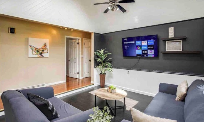 Rochester Casa | Enjoyable Home by Airport & Dwtn