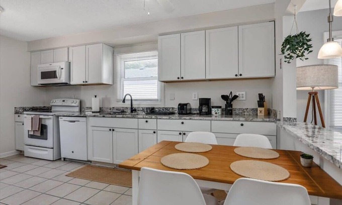 Madison Heights Casa | Enjoyable Stay for Families and Friends by Detroit