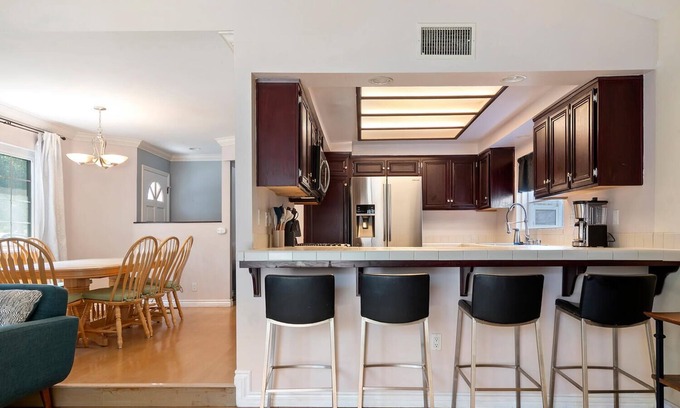 Reseda Casa | Enjoyable townhome with AC in vibrant Los Angeles