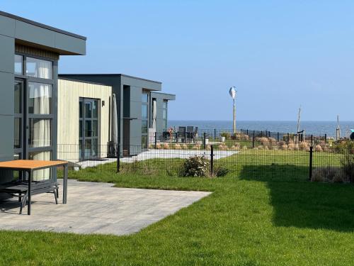 Enkhuizen Casa | Enkhuizer Strand Chalet Aiwenore Dritte Reihe mit Zaun Haus Nr 246