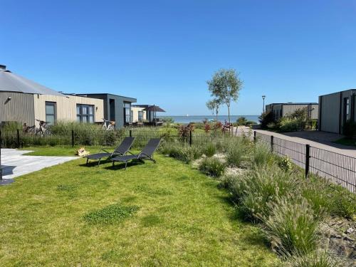 Enkhuizen Casa | Enkhuizer Strand Chalet Windrose mit Zaun Haus Nr 225