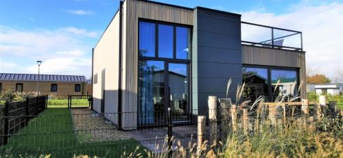 Enkhuizen Casa | Enkhuizer Strand Cube Elite Estel mit Dachterrasse und Zaun Haus Nr 337