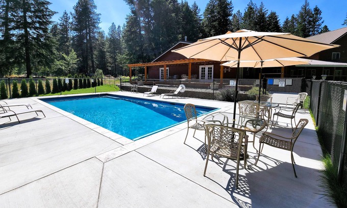 Leavenworth Cabina | Enormous Mountain Lodge - POOL / HOT TUB / Pool Table / Chef Kitchen