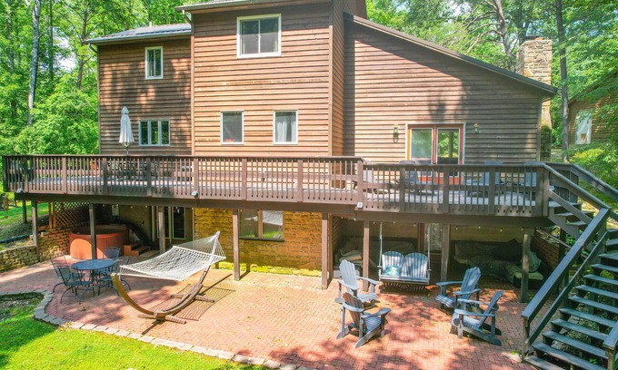 Helmsburg Cabina | Ensconced in natural beauty. The Ridge. Hot tub! Pet Friendly! Game Room!
