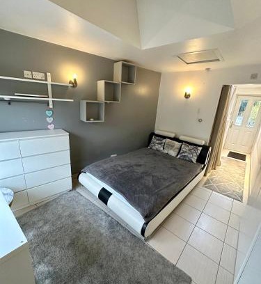 Woodford Bridge Apartamento | EnSuite Double Room With Own Entrance London - IG8 - Free on street parking