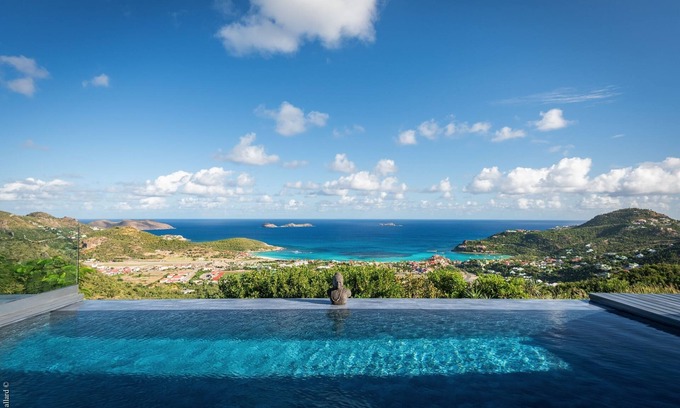 Lurin Villa | Entra en un mundo de magia con arquitectura criolla, jardín tropical y magníficas puestas de sol.