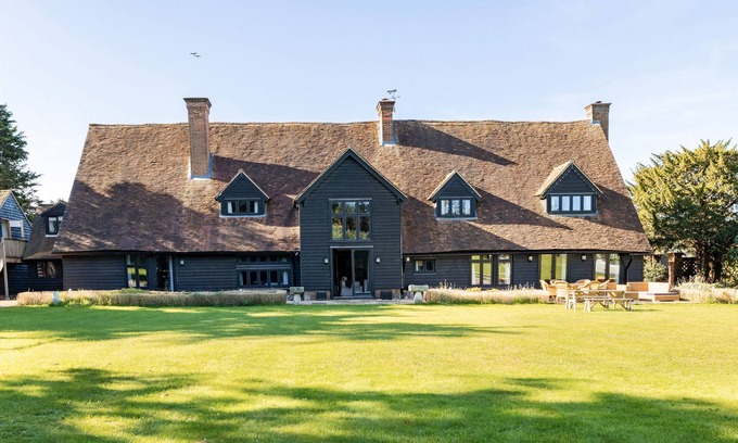 Bray on Thames Casa | Entertain, Celebrate, Relax in Period Luxury Barn - Perfect for family groups