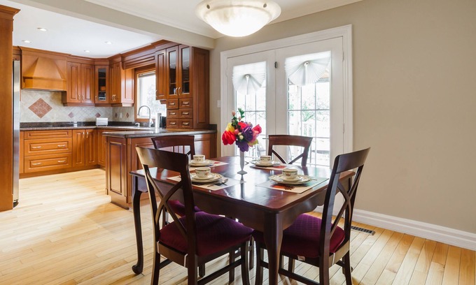 East Credit Casa | Entertain & Make Memories 4 Bed, 3 bath, backyard!