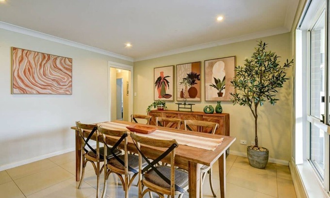 Calare Casa | Brookfield | Spacious, Modern & Stylish | Sleeps 9