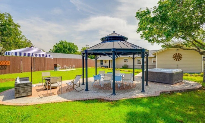 Dripping Springs Casa | Private Pool, 5/2, hot tub, Blanco river