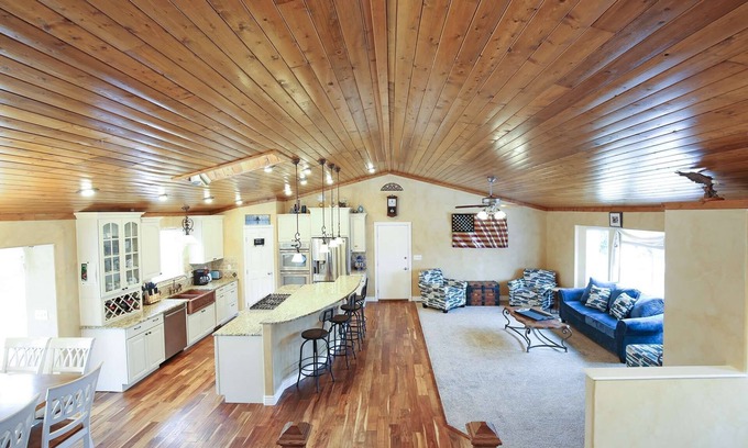 Gleneagle Casa | * NUEVO * A minutos de Air Force Academy, Amazing 4 BR, 3 1/2 BA, Gourmet Kitchen, Gazebo, Fire Pit, Wifi