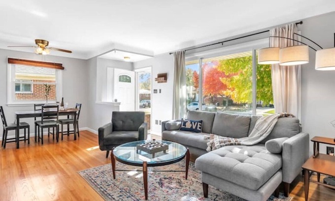 Madison Heights Casa | ★Entertainment & Game Room w/ Bar★ Cheerful and Bright Ranch w/ 2 Full Baths