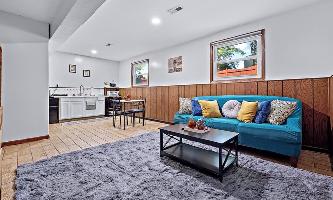 Elgin Apartamento | Entire 1 bed 1 bath apt /Nurses/Contractors/Laundry/FREE Wifi/Parking
