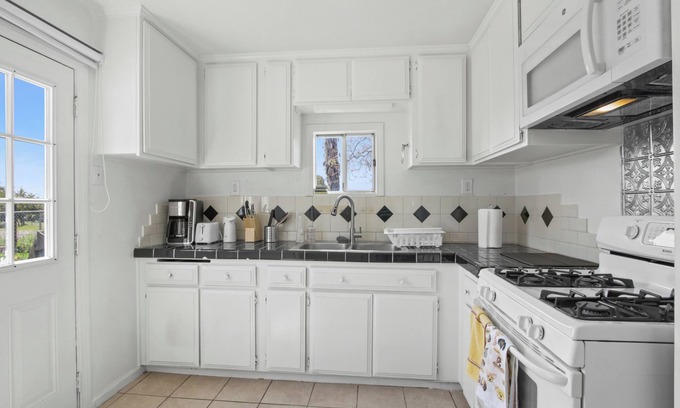 Ontario Casa | Entire 1-bedroom house Free RV parking