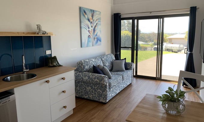 Ulladulla Apartamento | Entire 1br 50sm guest suite 3mins to beach shops restaurants small dog welcome.