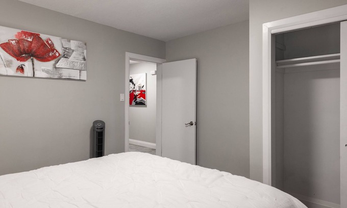 Waterloo Apartamento | ENTIRE 2 BEDROOM APARTMENT UPTOWN WATERLOO