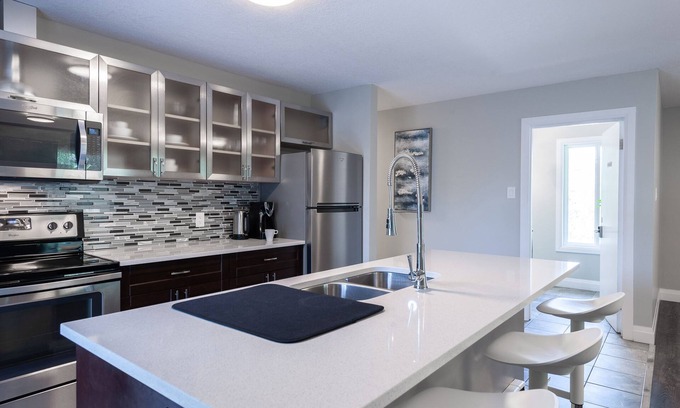 Waterloo Apartamento | ENTIRE 2 BEDROOM APARTMENT UPTOWN WATERLOO