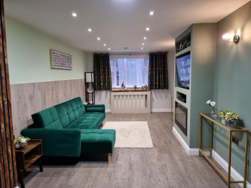 Tooting Casa | Entire 2 Bedroom Family House in London by Zaftatic