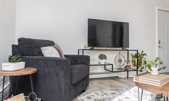 Fairbanks Casa | Entire 2BR 1Bath Apt “The Downtown Deneege”