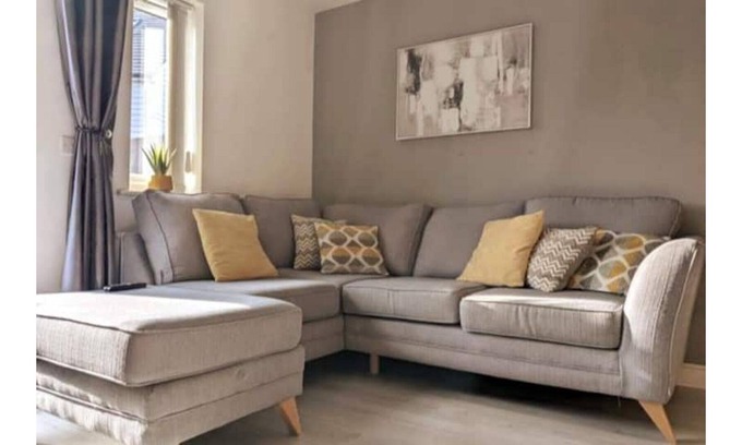 Milton Keynes Casa | Entire 3 bed home Sleeps 6, WiFi, 2 Parking Spaces