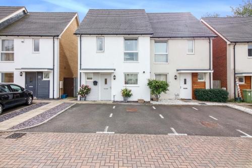 Milton Keynes Casa | Entire 3 bed home Sleeps 6, WiFi, 2 Parking Spaces