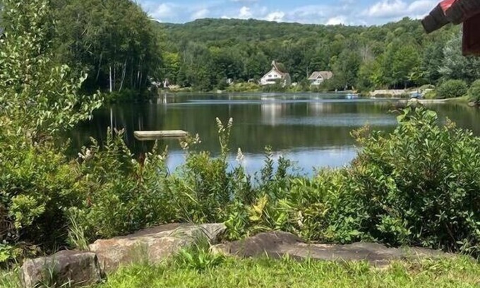 Saint-Hippolyte Chalet De Esquí | Entire 3 bedrooms cottage located on the lake with hot tub and sauna
