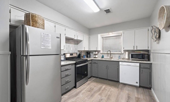 Deer Park Casa | Entire 3 bedroom 1 and half bath home in Deer Park high speed wifi