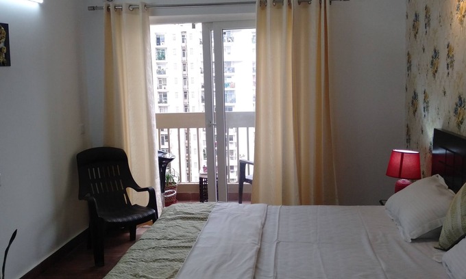 Greater Noida Apartamento | Entire 3 bedroom apartment with WiFI, air condition, attached multiple balconies