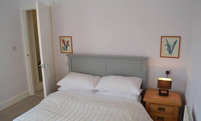 Caerphilly Casa | Entire 3 bedroom house 5 minute walk to the Caerphilly station