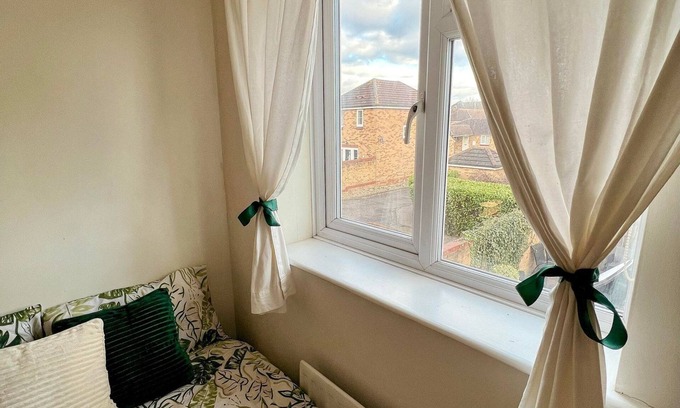 Thames Casa | Entire 3 bedroom house with game room!