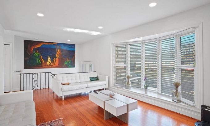Forest Glen Casa | Entire 3 Bedroom - Silver Spring 5 Min walk to Metro